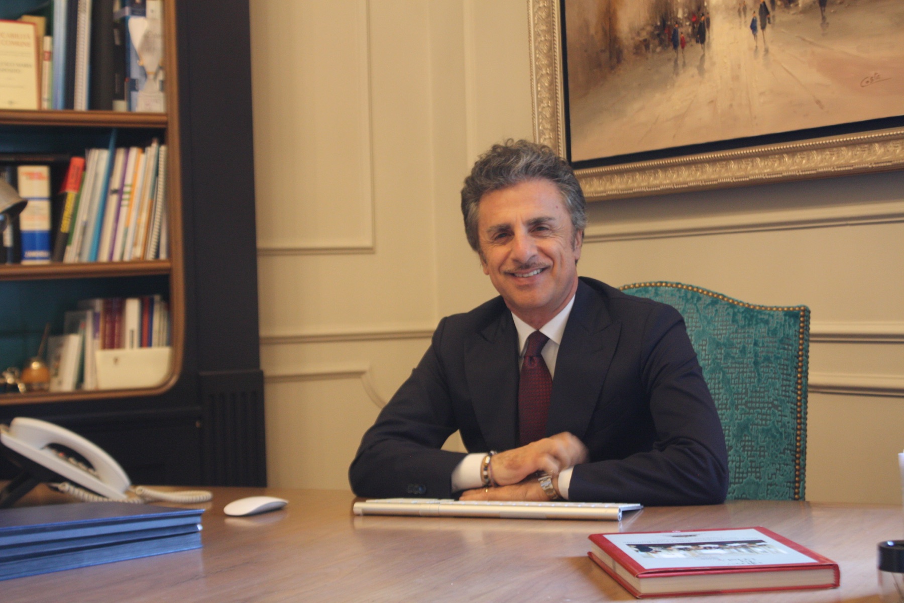 Il Dott. Luigi Giuseppe Esposito nel proprio studio professionale